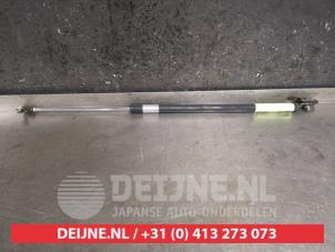 Gebruikte Kofferdekseldemper links-achter Honda HR-V (GH) 1.6 16V 4x4 Prijs op aanvraag aangeboden door V.Deijne Jap.Auto-onderdelen BV