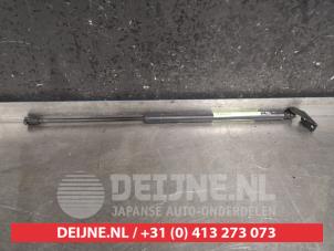 Begagnade Gasfjäder, vänster bak Mitsubishi Space Star (A0) 1.0 12V Pris på förfrågan erbjuds av V.Deijne Jap.Auto-onderdelen BV