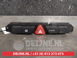 Begagnade Nödbelysningsbrytare Kia Cee'd Sporty Wagon (EDF) 1.4 CVVT 16V Pris € 30,00 Marginaltabell erbjuds av V.Deijne Jap.Auto-onderdelen BV