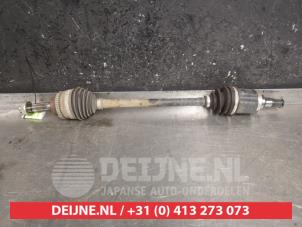 Gebruikte Aandrijfas links-voor Suzuki Celerio (LF) 1.0 12V Prijs € 100,00 Margeregeling aangeboden door V.Deijne Jap.Auto-onderdelen BV