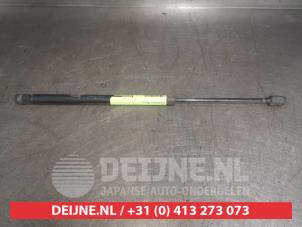 Używane Amortyzator gazowy lewy tyl Toyota Corolla (E12) 1.6 16V VVT-i Cena € 20,00 Procedura marży oferowane przez V.Deijne Jap.Auto-onderdelen BV