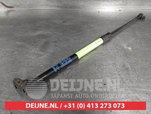 Begagnade Gasfjäder, vänster bak Chevrolet Aveo 1.4 16V Pris € 20,00 Marginaltabell erbjuds av V.Deijne Jap.Auto-onderdelen BV