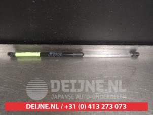 Gebruikte Kofferdekseldemper links-achter Mazda 3 Sport (BL14/BLA4/BLB4) 2.0i MZR DISI 16V Prijs € 20,00 Margeregeling aangeboden door V.Deijne Jap.Auto-onderdelen BV