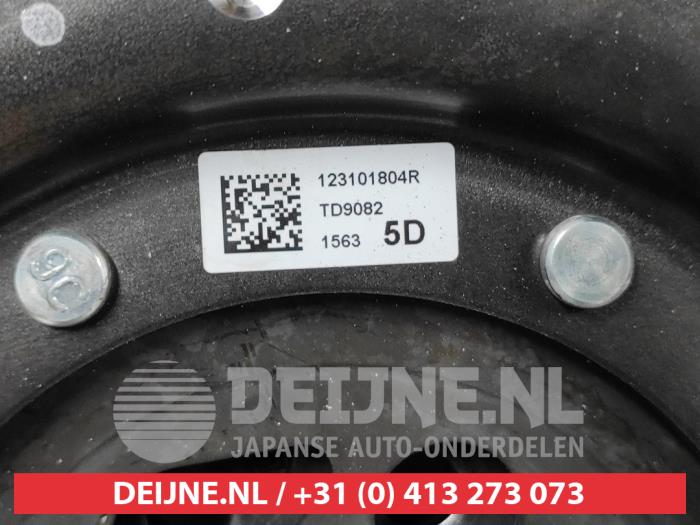 Svänghjul från en Nissan X-Trail (T32) 1.3 DIG-T 16V 2019