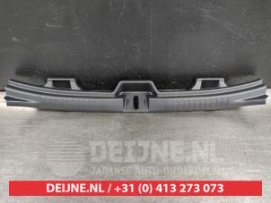 Używane Pokrywa rygla tyl Toyota Yaris IV (P21/PA1/PH1) 1.6 GR Cena € 25,00 Procedura marży oferowane przez V.Deijne Jap.Auto-onderdelen BV