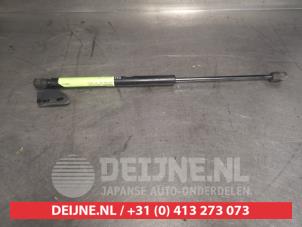 Begagnade Gasfjäder, vänster bak Kia Soul I (AM) 1.6 CRDi 16V Pris € 20,00 Marginaltabell erbjuds av V.Deijne Jap.Auto-onderdelen BV