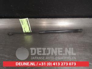 Begagnade Gasfjäder, vänster bak Kia Soul II (PS) 1.6 GDI 16V Pris € 25,00 Marginaltabell erbjuds av V.Deijne Jap.Auto-onderdelen BV