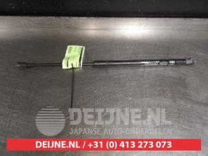 Gebruikte Kofferdekseldemper rechts-achter Kia Soul II (PS) 1.6 GDI 16V Prijs € 25,00 Margeregeling aangeboden door V.Deijne Jap.Auto-onderdelen BV