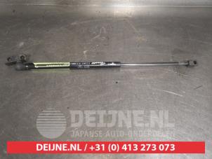 Używane Amortyzator gazowy lewy tyl Ssang Yong Tivoli 1.6 e-XGi 16V 2WD Cena € 20,00 Procedura marży oferowane przez V.Deijne Jap.Auto-onderdelen BV