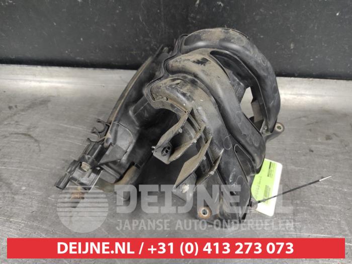 Insugsrör från en Toyota iQ 1.0 12V VVT-i 2009