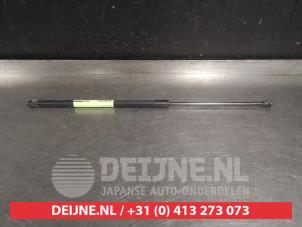 Begagnade Gasfjäder, vänster bak Chevrolet Cruze 1.7 D Pris på förfrågan erbjuds av V.Deijne Jap.Auto-onderdelen BV