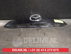 Gebruikte Handgreep Achterklep Mazda CX-5 I (KE,GH) 2.2 SkyActiv-D 150 16V 2WD Prijs op aanvraag aangeboden door V.Deijne Jap.Auto-onderdelen BV
