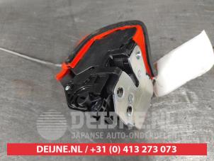 Używane Mechanizm blokady drzwi prawych tylnych wersja 4-drzwiowa Hyundai i20 (BC3) 1.0 T-GDI 100 Mild Hybrid 48V 12V Cena € 100,00 Procedura marży oferowane przez V.Deijne Jap.Auto-onderdelen BV