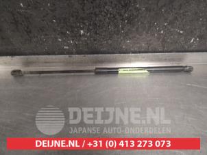 Gebruikte Kofferdekseldemper links-achter Mazda 3 Sport (BK) 1.6i 16V Prijs € 15,00 Margeregeling aangeboden door V.Deijne Jap.Auto-onderdelen BV