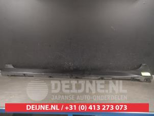 Gebruikte Zijskirt links Nissan Leaf (ZE1) 39/40kWh Prijs € 75,00 Margeregeling aangeboden door V.Deijne Jap.Auto-onderdelen BV