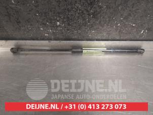 Gebruikte Kofferdekseldemper links-achter Mazda 3 Sport (BK) 1.6i 16V Prijs € 15,00 Margeregeling aangeboden door V.Deijne Jap.Auto-onderdelen BV