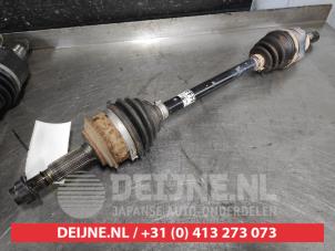Begagnade Drivaxel, vänster fram Toyota Yaris III (P13) 1.5 16V Dual VVT-iE Pris € 70,00 Marginaltabell erbjuds av V.Deijne Jap.Auto-onderdelen BV