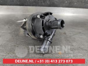 Gebruikte Extra waterpomp Nissan Qashqai (J12) 1.5 VC-T e-Power 16V Prijs € 25,00 Margeregeling aangeboden door V.Deijne Jap.Auto-onderdelen BV