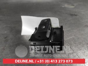 Używane Przelacznik combi okienny Hyundai i10 1.0 12V Cena € 75,00 Procedura marży oferowane przez V.Deijne Jap.Auto-onderdelen BV