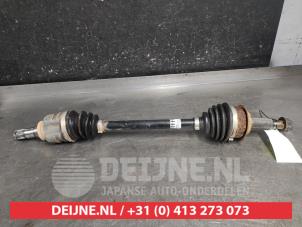 Begagnade Drivaxel, vänster fram Toyota Yaris III (P13) 1.5 16V Dual VVT-iE Pris € 70,00 Marginaltabell erbjuds av V.Deijne Jap.Auto-onderdelen BV
