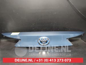 Gebruikte Handgreep Achterklep Toyota Auris Touring Sports (E18) 1.8 16V Hybrid Prijs € 45,00 Margeregeling aangeboden door V.Deijne Jap.Auto-onderdelen BV