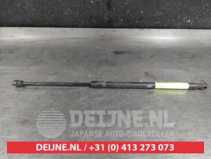 Begagnade Gasfjäder, vänster bak Hyundai Matrix 1.6 16V Pris € 20,00 Marginaltabell erbjuds av V.Deijne Jap.Auto-onderdelen BV