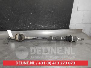 Begagnade Drivaxel, höger fram Toyota Yaris III (P13) 1.5 16V Dual VVT-iE Pris på förfrågan erbjuds av V.Deijne Jap.Auto-onderdelen BV