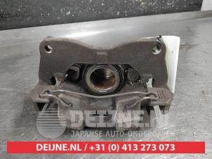 Begagnade Främre bromsok, höger Toyota Yaris III (P13) 1.5 16V Dual VVT-iE Pris på förfrågan erbjuds av V.Deijne Jap.Auto-onderdelen BV