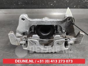 Używane Zacisk hamulcowy lewy przód Toyota Yaris IV (P21/PA1/PH1) 1.5 12V Hybrid 115 Cena na żądanie oferowane przez V.Deijne Jap.Auto-onderdelen BV