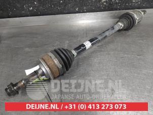 Używane Os napedowa lewy przód Toyota Yaris IV (P21/PA1/PH1) 1.5 12V VVT-i Cena € 100,00 Procedura marży oferowane przez V.Deijne Jap.Auto-onderdelen BV