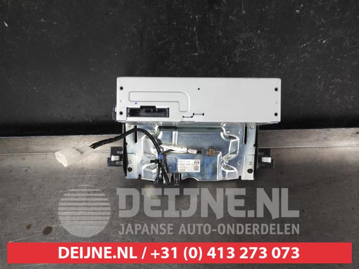 Radio från en Mazda CX-5 I (KE,GH) 2.0 SkyActiv-G 16V 2WD 2016