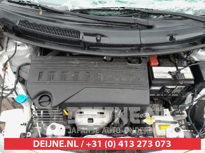 Motor från en Toyota Yaris II (P9) 1.33 16V Dual VVT-I 2010