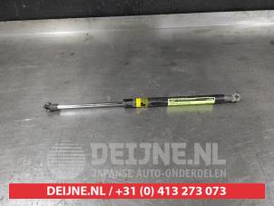 Gebruikte Gasveer links-achter Toyota Verso S 1.33 16V Dual VVT-I Prijs op aanvraag aangeboden door V.Deijne Jap.Auto-onderdelen BV