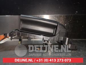 Używane Uchwyt drzwi lewych tylnych wersja 4-drzwiowa Mazda 5 (CR19) Cena € 25,00 Procedura marży oferowane przez V.Deijne Jap.Auto-onderdelen BV