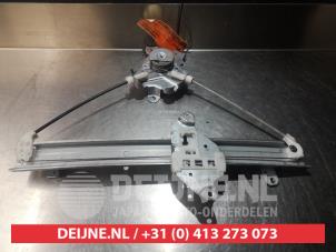 Używane Mechanizm szyby lewej tylnej wersja 4-drzwiowa Mitsubishi Outlander (CU) Cena € 35,00 Procedura marży oferowane przez V.Deijne Jap.Auto-onderdelen BV