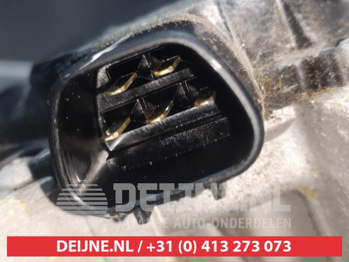 Främre torkarmotor från en Nissan Navara (D40) 2.5 dCi 16V 4x4 2006