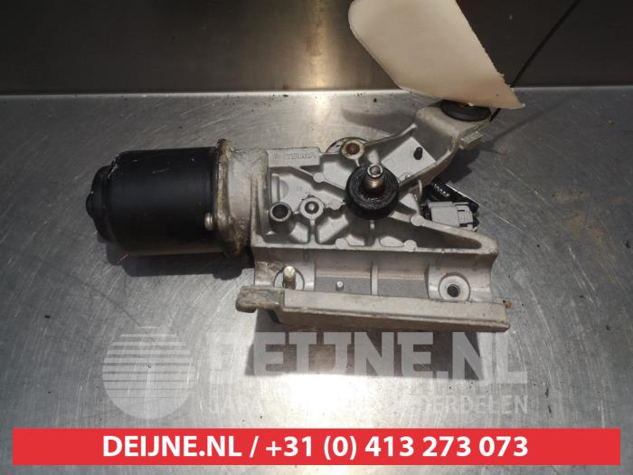 Främre torkarmotor från en Nissan Navara (D40) 2.5 dCi 16V 4x4 2006