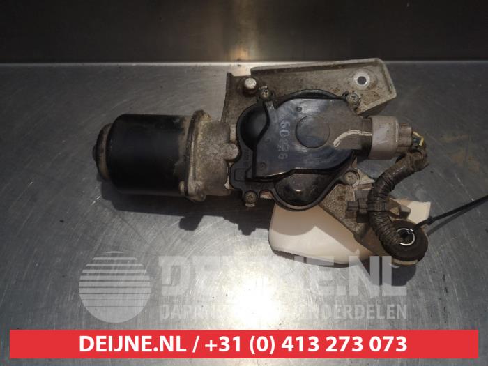 Främre torkarmotor från en Nissan Navara (D40) 2.5 dCi 16V 4x4 2006