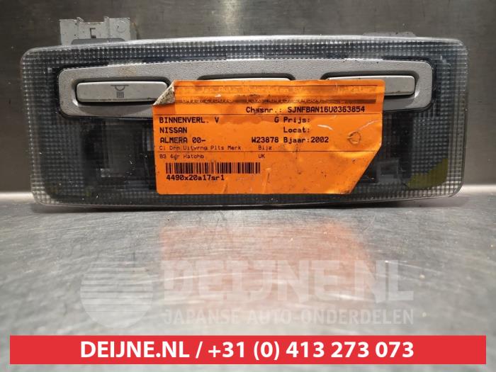 Innerbelysning, fram från en Nissan Almera (N16) 1.8 16V 2002