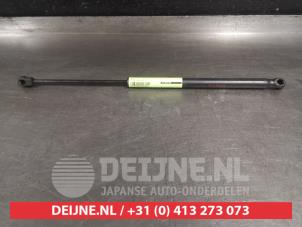 Begagnade Gasfjäder, vänster bak Kia Sportage (JE) 2.0 CRDi 16V VGT 4x2 Pris € 15,00 Marginaltabell erbjuds av V.Deijne Jap.Auto-onderdelen BV