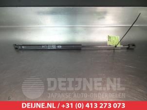 Begagnade Gasfjäder, vänster bak Kia Soul I (AM) 1.6 CRDi 16V Pris € 20,00 Marginaltabell erbjuds av V.Deijne Jap.Auto-onderdelen BV