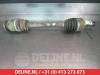 Drivaxel, vänster fram från en Mitsubishi Pajero Pinin (H6/H7), 1999 / 2007 1.8 GDI 16V 3-drs., Jeep/SUV, 2 dörrar, Bensin, 1.834cc, 88kW (120pk), 4x4, 4G93; GDI, 1999-10 / 2001-10, H66W 2000