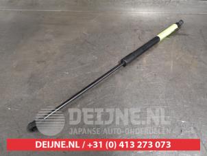 Begagnade Gasfjäder, vänster bak Nissan Qashqai (J10) 1.6 16V Pris € 15,00 Marginaltabell erbjuds av V.Deijne Jap.Auto-onderdelen BV