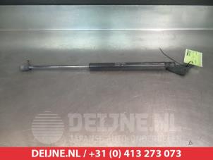 Begagnade Gasfjäder, vänster bak Kia Soul I (AM) 1.6 CRDi 16V Pris € 20,00 Marginaltabell erbjuds av V.Deijne Jap.Auto-onderdelen BV