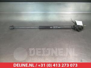 Gebruikte Kofferdekseldemper rechts-achter Kia Soul I (AM) 1.6 CRDi 16V Prijs € 20,00 Margeregeling aangeboden door V.Deijne Jap.Auto-onderdelen BV