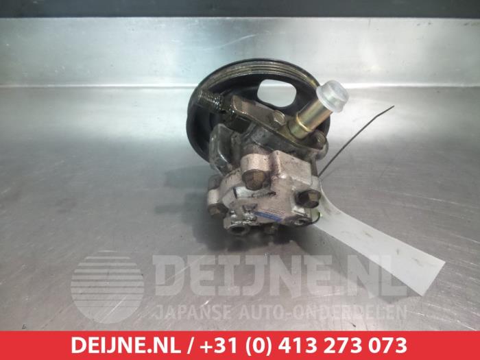 Servostyrningspump från en Mitsubishi Pajero Sport (K7/9) 2.5 TD GLS 2003
