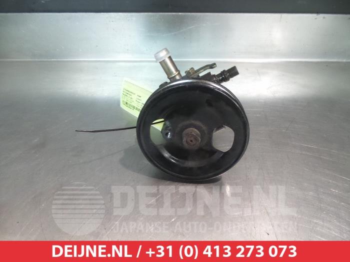 Servostyrningspump från en Mitsubishi Pajero Sport (K7/9) 2.5 TD GLS 2003