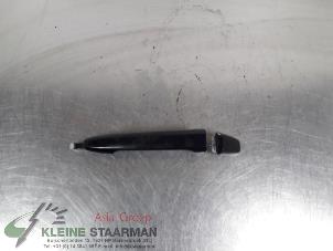 Używane Uchwyt drzwi prawych tylnych wersja 4-drzwiowa Mitsubishi Outlander (GF/GG) 2.0 16V PHEV 4x4 Cena € 51,43 Z VAT oferowane przez Kleine Staarman B.V. Autodemontage