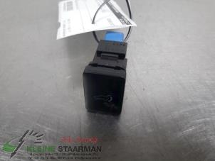 Używane Przelacznik pokrywy bagaznika Mitsubishi Outlander (GF/GG) 2.0 16V PHEV 4x4 Cena € 51,43 Z VAT oferowane przez Kleine Staarman B.V. Autodemontage