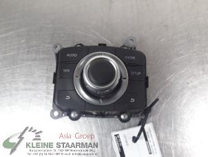 Używane Panel obslugi radia Mazda CX-5 I (KE,GH) 2.0 SkyActiv-G 16V 2WD Cena € 60,00 Procedura marży oferowane przez Kleine Staarman B.V. Autodemontage